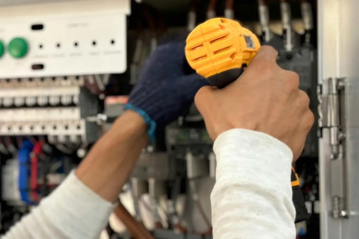Intervention de maintenance sur un tableau électrique