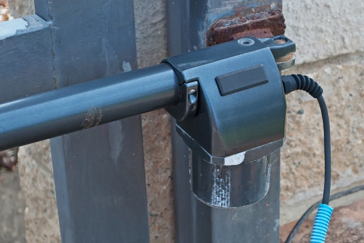 Alimentation électrique d’une motorisation de portail
