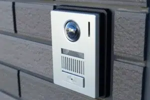 Visiophone extérieur pour contrôler l’accès à un bâtiment à Nice